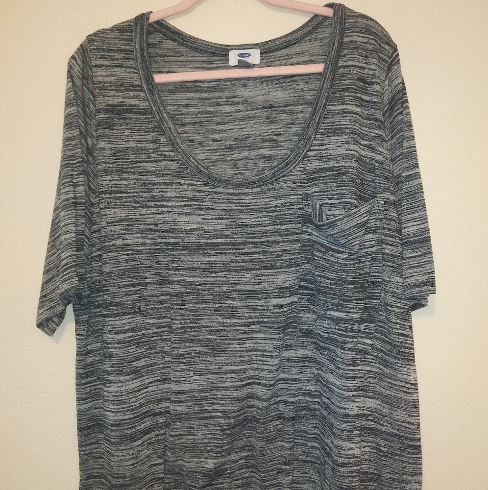 OLD NAVY T-SHIRT